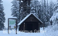 Turm der Ziegenhelle mit Infotafel und Unterstand im Winter