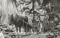 Transport der Schieferplatten mit Pferdekarren, Schieferbruch Latrop, Schmallenberg, frühes 20. Jahrhundert. 