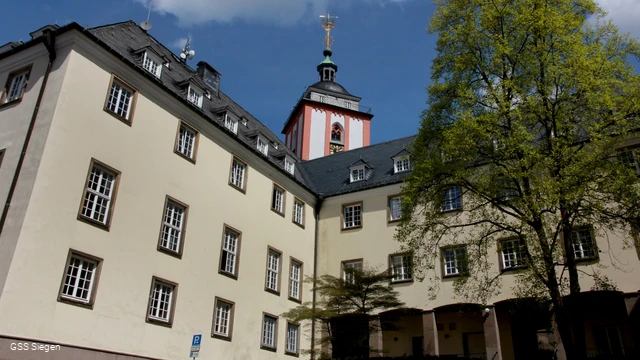 Das historische Rathaus liegt unterhalb des Siegener Wahrzeichens, der Nikolaikirche mit dem Krönchen